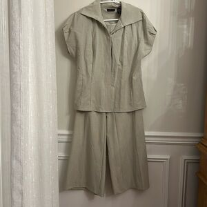 New York & company. Size 12. 2 piece pantsuit. Good condition.